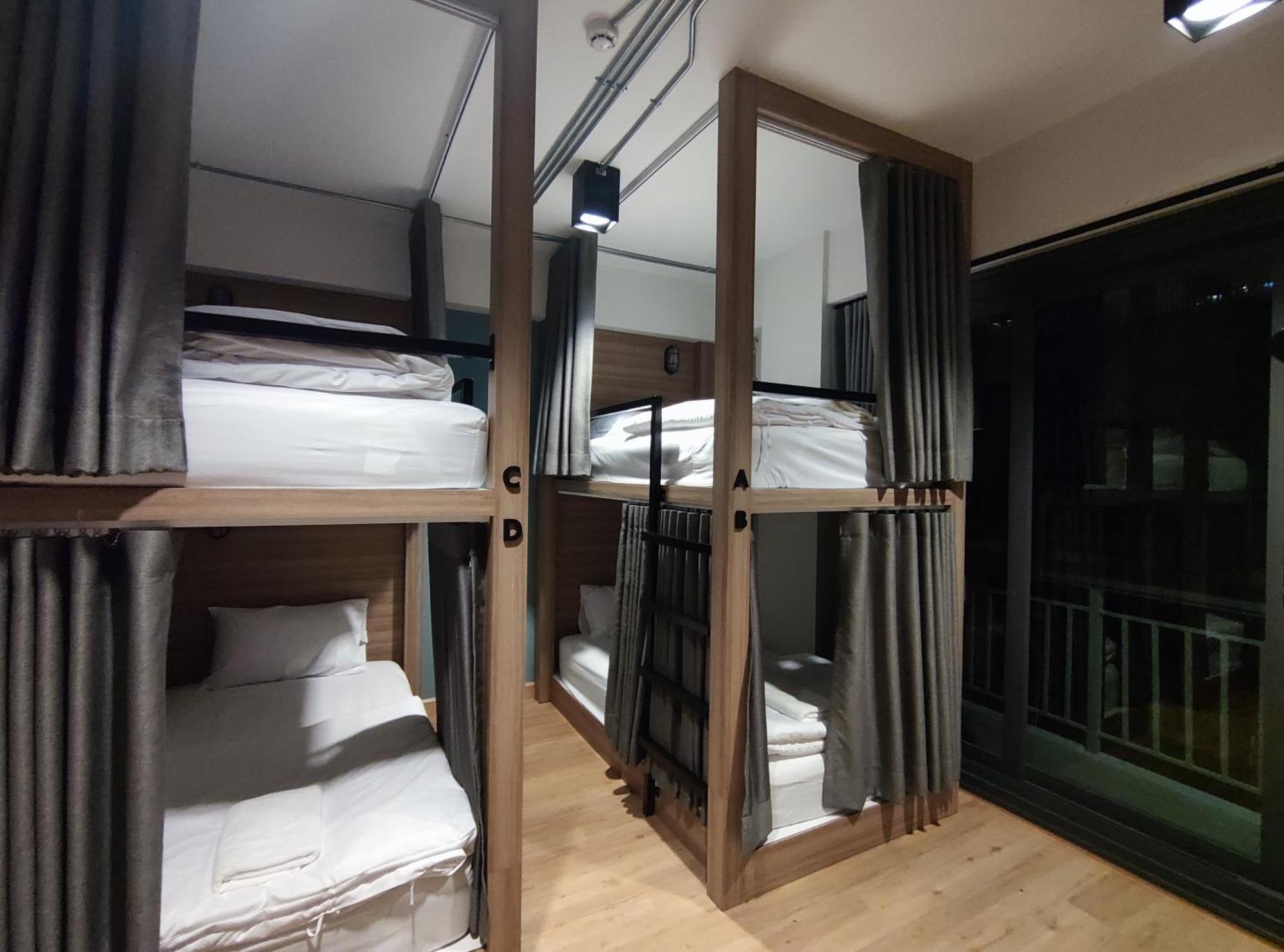 Cama en habitación femenina compartida de 4 camas